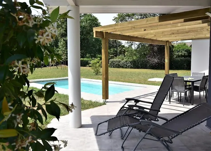 Calm House, Swimming Pool And Garden 펜션 *