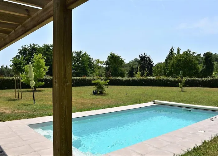 Calm House, Swimming Pool And Garden 펜션 *