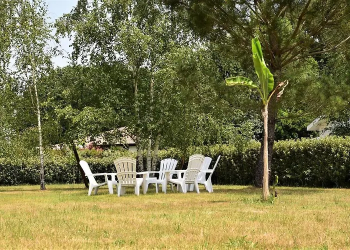 Calm House, Swimming Pool And Garden 펜션